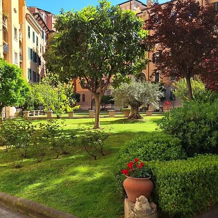 Apartment Wonderful Garden At Colosseo Rome